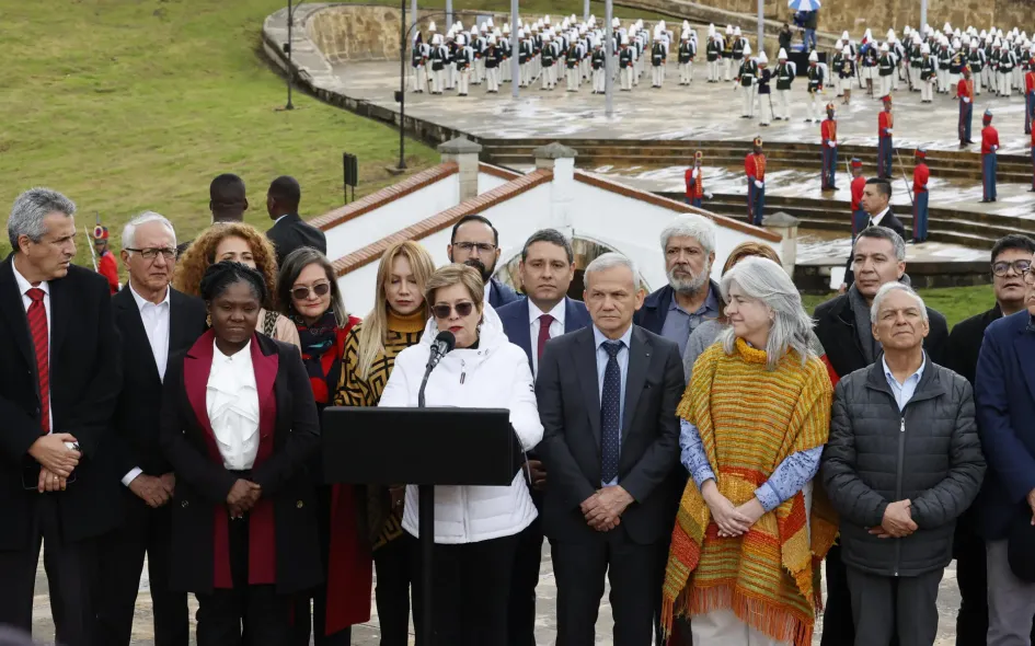 La ministra de Trabajo, Gloria Inés Ramírez, acompañada de sus compañeros de gabinete, lee un comunicado de apoyo al presidente, Gustavo Petro, hoy, en Puente de Boyacá. Colombia recuerda este 7 de agosto la Batalla de Boyacá, una confrontación determinante en el proceso de Independencia del país. La ministra de Trabajo, Gloria Inés Ramírez, acompañada de sus compañeros de gabinete, lee un comunicado de apoyo al presidente, Gustavo Petro, hoy, en Puente de Boyacá. Colombia recuerda este 7 de agosto la Batalla de Boyacá, una confrontación determinante en el proceso de Independencia del país.