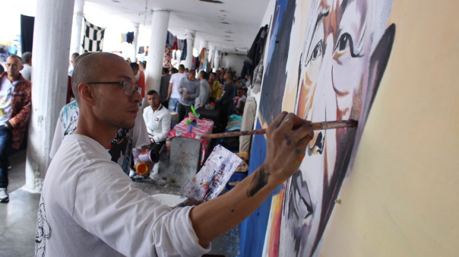 Los cinco patios compiten con pinturas que familiares y amigos les donaron.