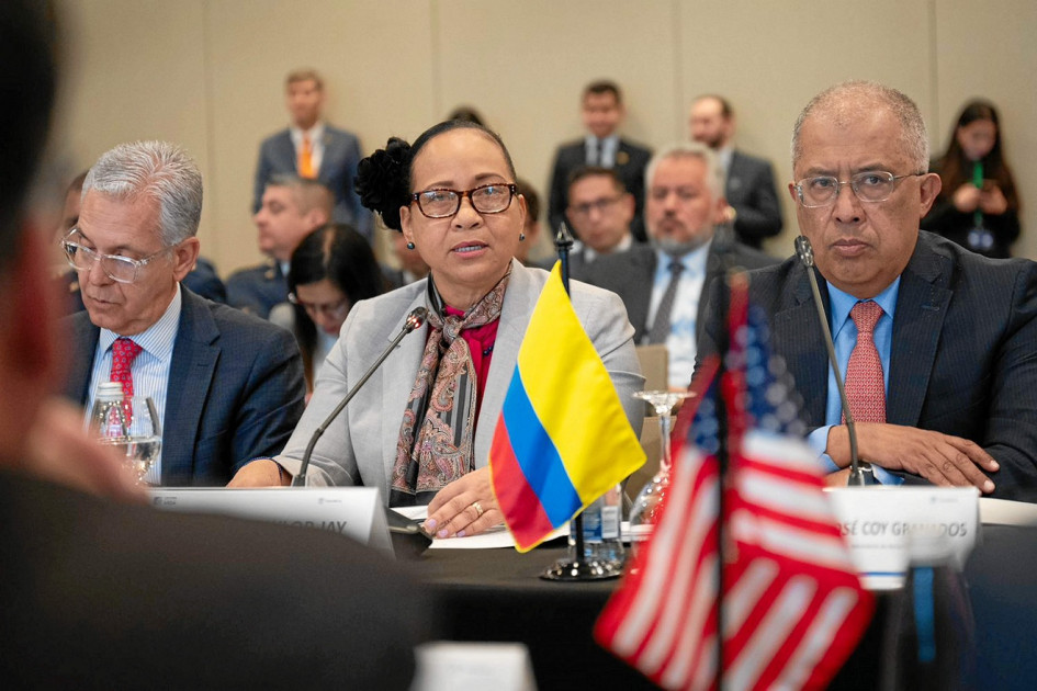 La viceministra de Asuntos Multilaterales de Colombia, Elizabeth Taylor Jay, encabeza la reunión con la delegación de EE.UU. en Bogotá. La viceministra de Asuntos Multilaterales de Colombia, Elizabeth Taylor Jay, encabeza la reunión con la delegación de EE.UU. en Bogotá.