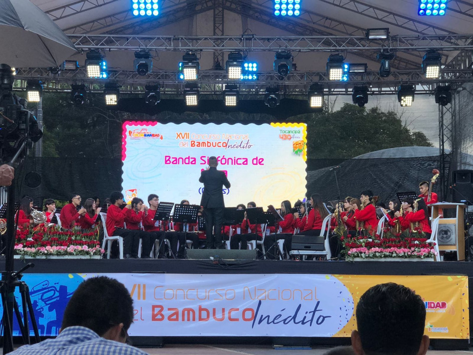 La presentación de la banda de la Institución Educativa Neira. Ganaron el ollero de plata como la segunda mejor banda juvenil detrás de la Institución San Jorge de Inglaterra de Bogotá. La presentación de la banda de la Institución Educativa Neira. Ganaron el ollero de plata como la segunda mejor banda juvenil detrás de la Institución San Jorge de Inglaterra de Bogotá.