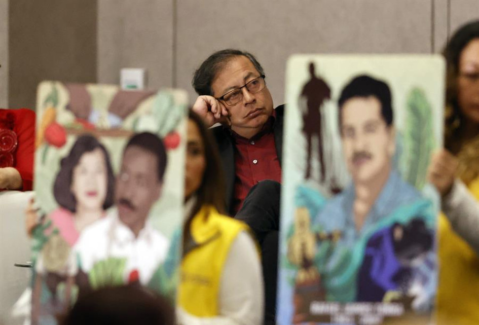 Gustavo Petro En un evento simbólico bajo el lema "Reparar los sueños de libertad", Petro reconoció que "el movimiento sindicalista fue víctima de la violencia con miles de asesinados por la codicia, por ganar más".