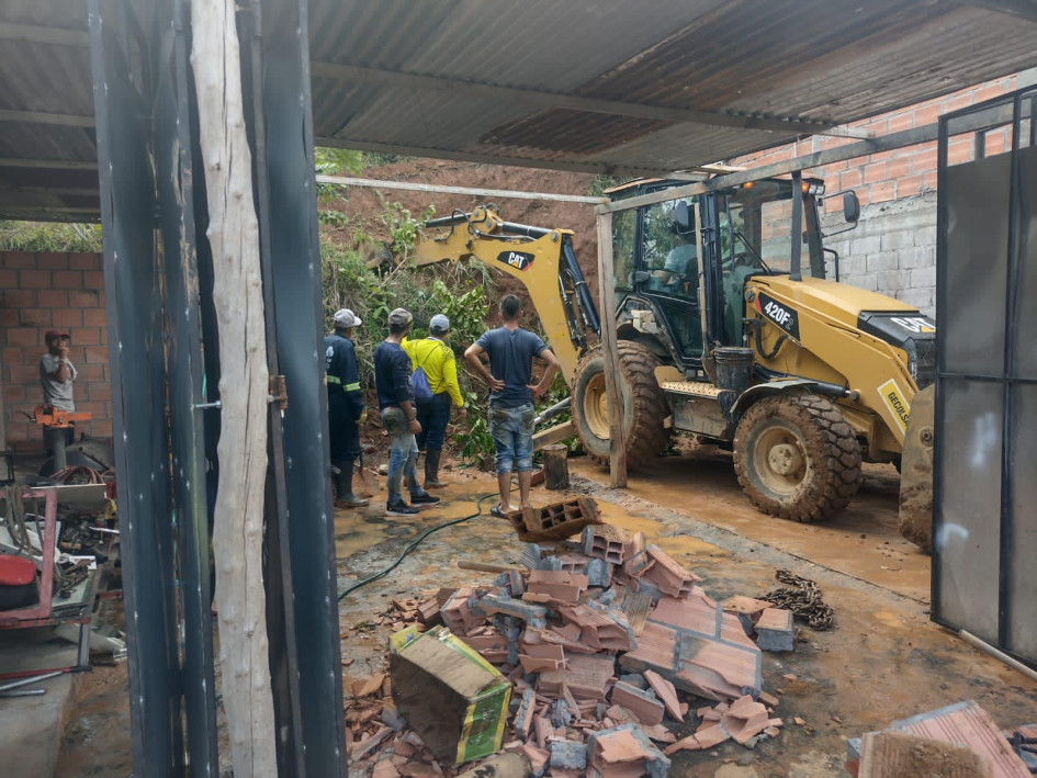 La Alcaldía de Norcasia reportó que las lluvias de ayer obligaron a usar maquinaria amarilla por deslizamientos sobre la vía que conduce al embalse Amaní y al corregimiento Berlín, en una vivienda del barrio Marisol Manrique. La Alcaldía de Norcasia reportó que las lluvias de ayer obligaron a usar maquinaria amarilla por deslizamientos sobre la vía que conduce al embalse Amaní y al corregimiento Berlín, en una vivienda del barrio Marisol Manrique.