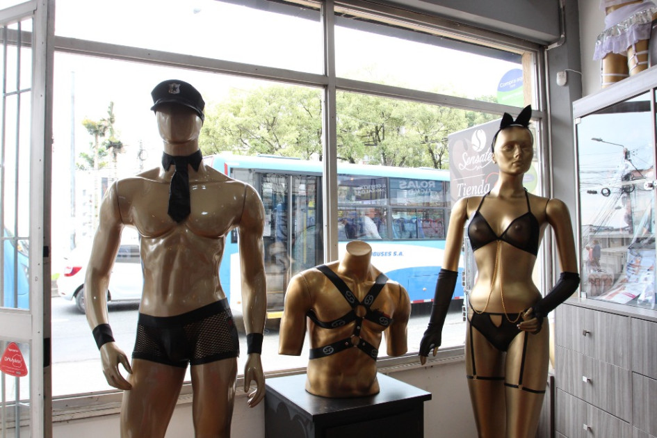 Los disfraces de apariencia sadomasoquista están entre los más vendidos para las fiestas de Halloween. El cuero predomina en estas prendas. Los disfraces de apariencia sadomasoquista están entre los más vendidos para las fiestas de Halloween. El cuero predomina en estas prendas.