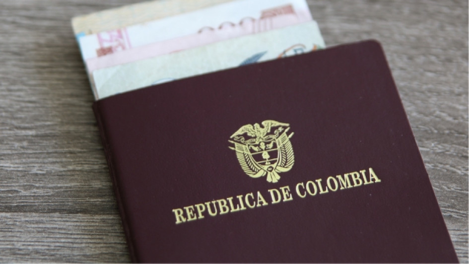 cómo-sacar-el-pasaporte-en-Pereira Pasaporte colombiano con billetes adentro.