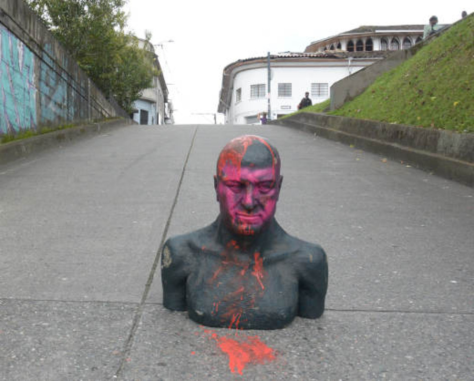 En las marchas de ese día destruyeron un busto.