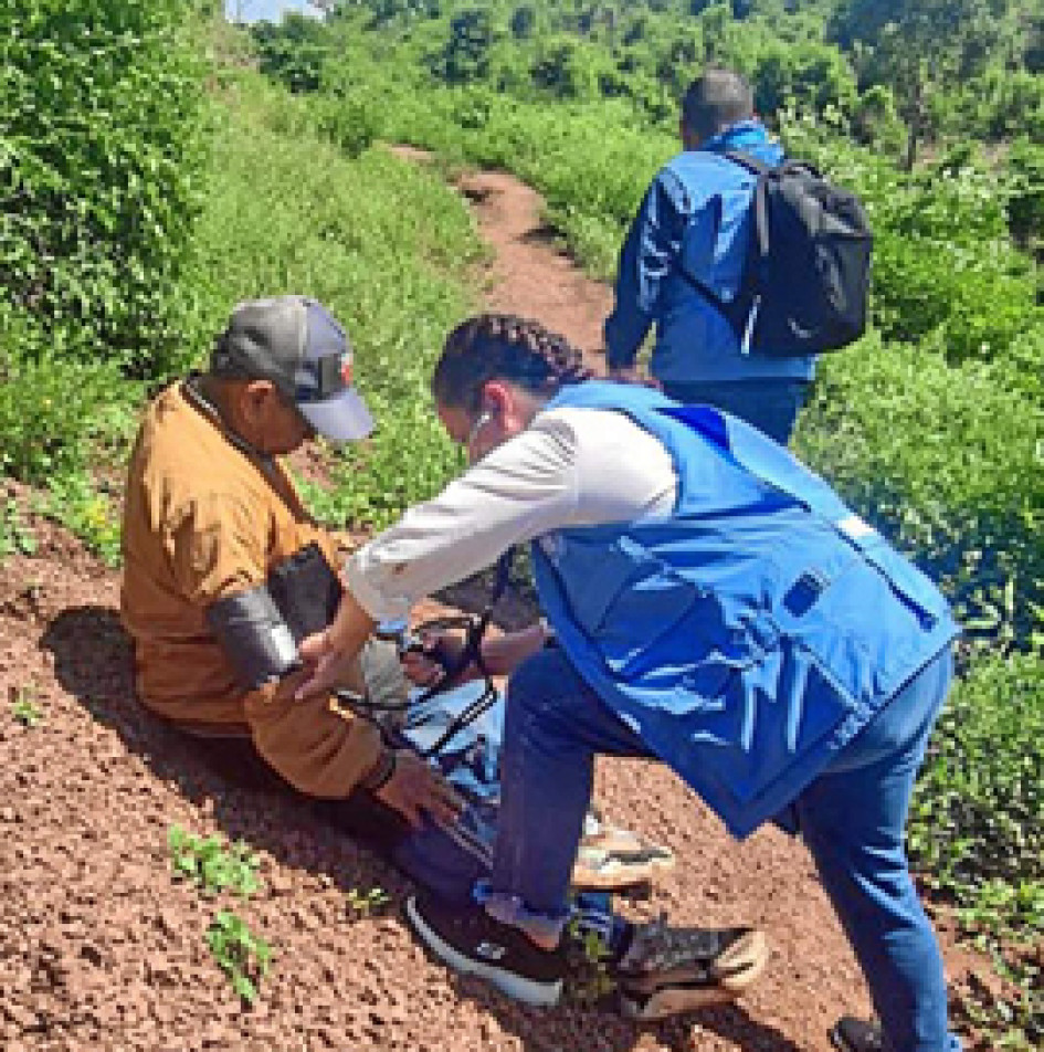 Foto | EFE- cedida por la Conferencia Episcopal | LAPATRIA En la foto se ve a Luis Manuel Díaz (izquierda) dejado en libertad, después de 12 días secuestrado por la guerrilla del Eln, mientras le toman los signos vitales en la Serranía de Perijá (Colombia).