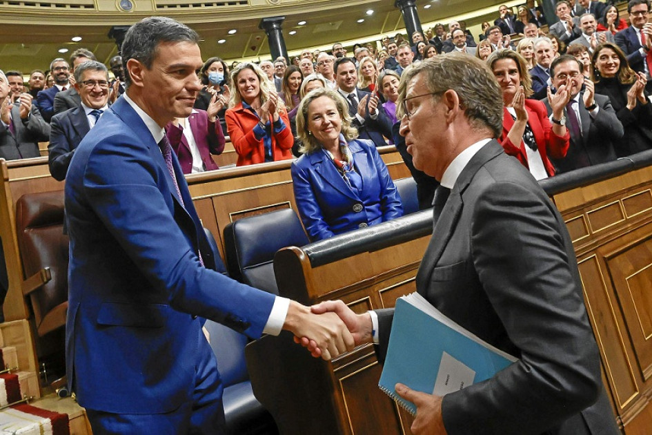 Foto | EFE | LA PATRIA El líder del PP, Alberto Núñez Feijóo, felicita al presidente del Gobierno en funciones, Pedro Sánchez, al término de la segunda jornada del debate de investidura. Foto | EFE | LA PATRIA El líder del PP, Alberto Núñez Feijóo, felicita al presidente del Gobierno en funciones, Pedro Sánchez, al término de la segunda jornada del debate de investidura.