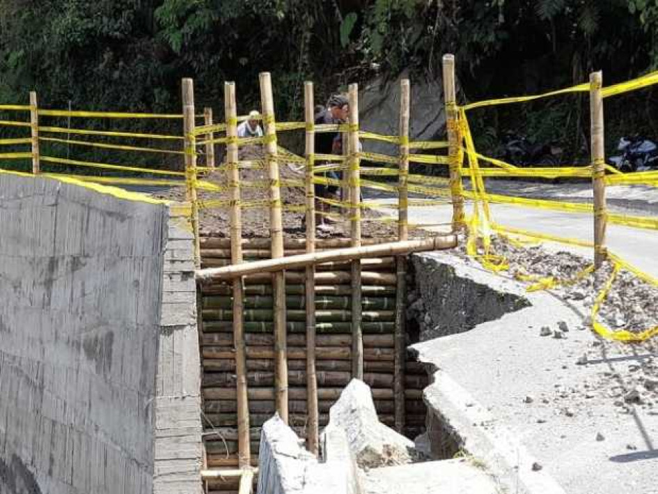 En la vereda El Cricerio hubo pérdida total de la banca, por lo cual la Secretaría de Infraestructura de Caldas ordenó la restricción del paso de vehículos pesados.