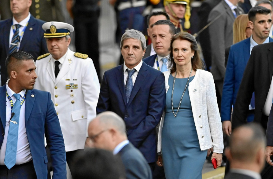 Foto | EFE | LAPATRIA  Luis Caputo, ministro de Economía, anunció que el cambio de moneda en Argentina pasará de $400 a $800 pesos por dólar.