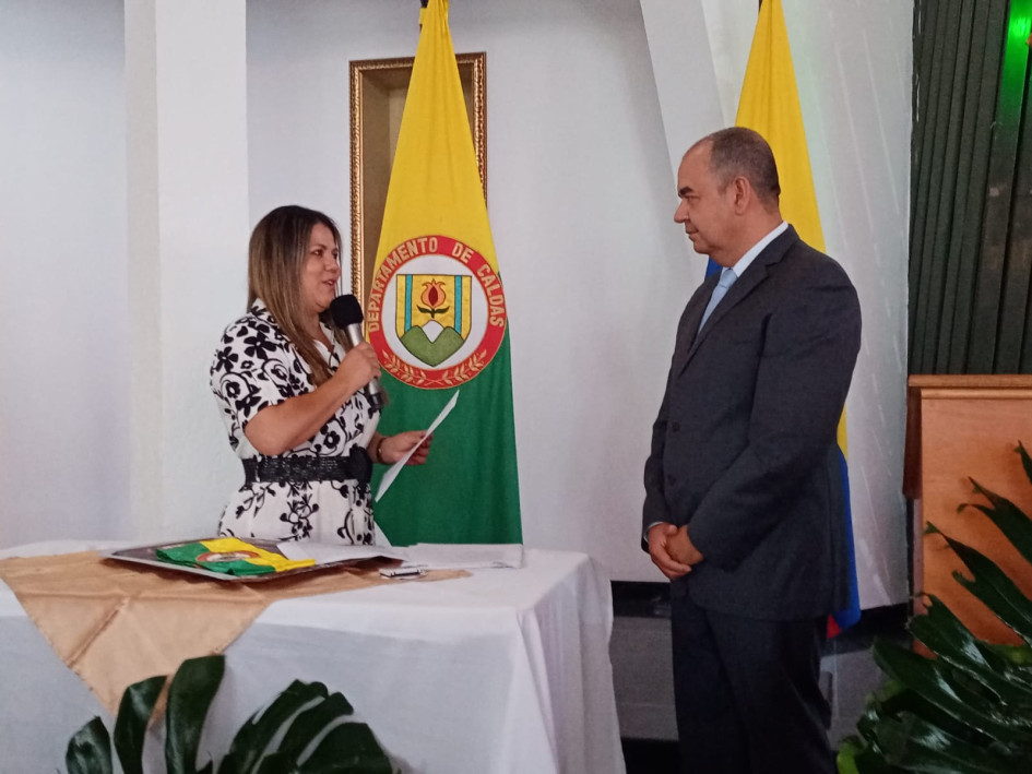 El nuevo alcalde de Chinchiná (Caldas), Carlos Riveros, tomó posesión de su cargo ante la notaria segunda del municipio, Luisa Fernanda García. El nuevo alcalde de Chinchiná (Caldas), Carlos Riveros, tomó posesión de su cargo ante la notaria segunda del municipio, Luisa Fernanda García.