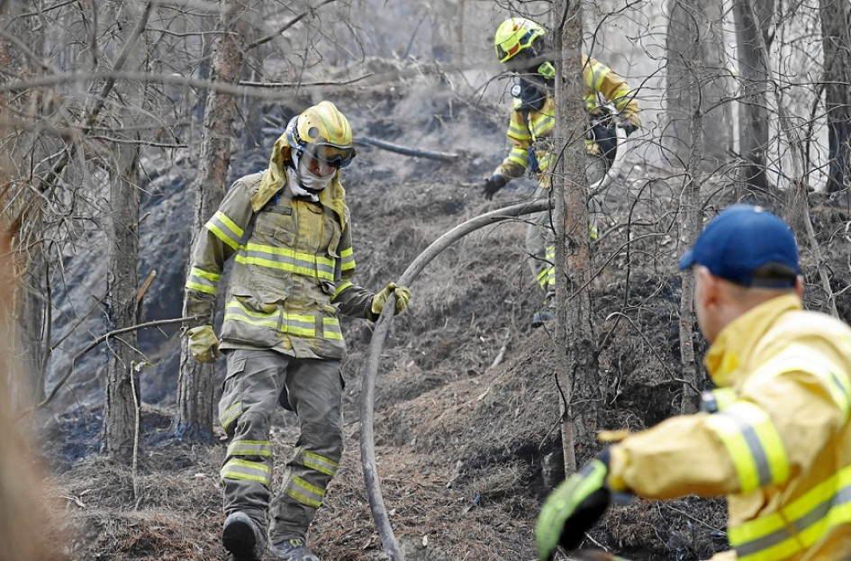 Foto | EFE | LA PATRIA  Bomberos trabajan en la extinción de un incendio, en el cerro El Cable, en Bogotá.