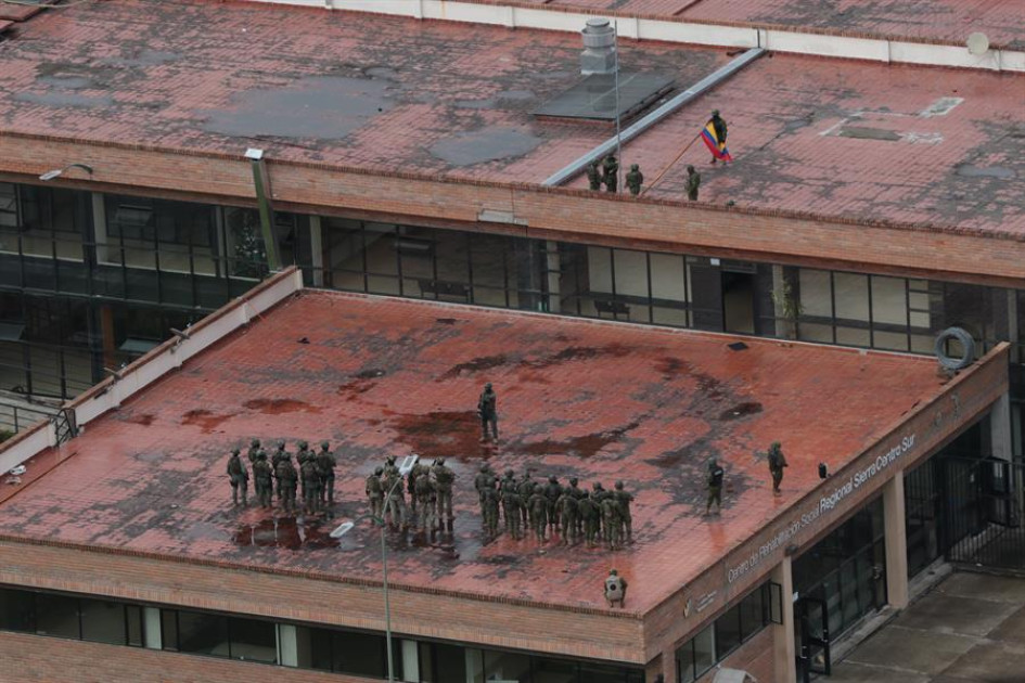 Cárcel del Turi mientras militares y policías buscan retomar el control del centro penitenciario, en Cuenca (Ecuador). Cárcel del Turi mientras militares y policías buscan retomar el control del centro penitenciario, en Cuenca (Ecuador).