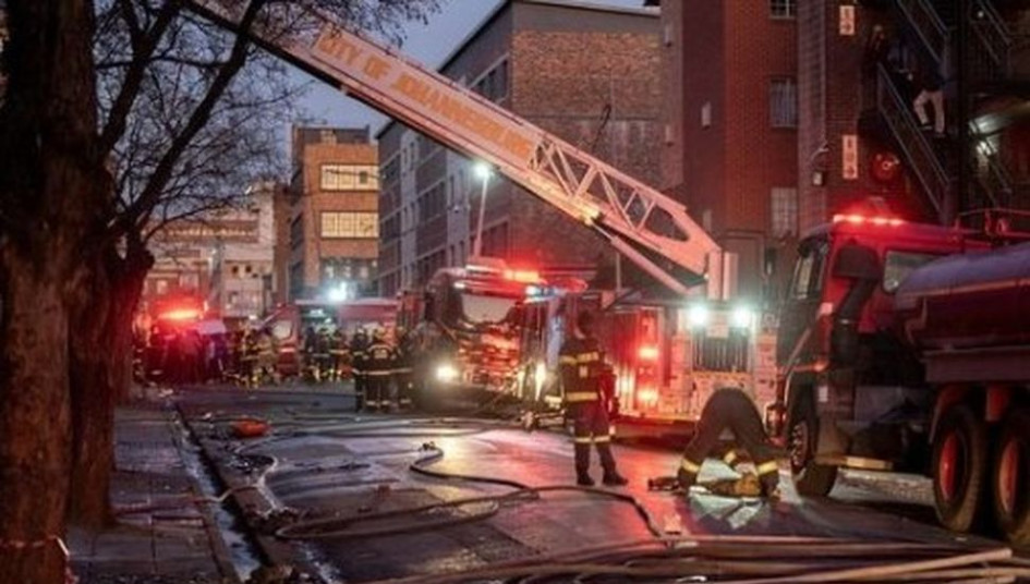En agosto, al menos 77 personas murieron también en Johannesburgo en el incendio de un edificio de cinco pisos llamado "Refugio de Sintecho Usindiso", propiedad de la ciudad y arrendado a una ONG. En agosto, al menos 77 personas murieron también en Johannesburgo en el incendio de un edificio de cinco pisos llamado "Refugio de Sintecho Usindiso", propiedad de la ciudad y arrendado a una ONG.