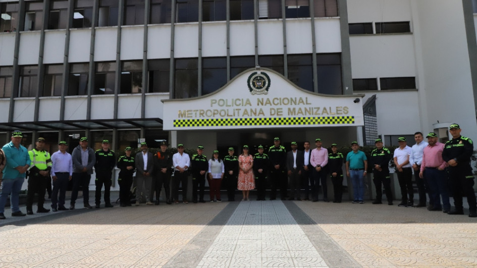 Los 14 diputados de Caldas posaron con los oficiales asignados a cada uno y con los comandantes de la Policía en Manizales y Caldas. Los 14 diputados de Caldas posaron con los oficiales asignados a cada uno y con los comandantes de la Policía en Manizales y Caldas.