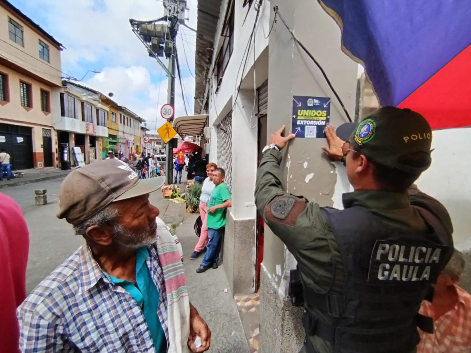 Foto| Gaula| LA PATRIA No dejes que te engañen, córtale la conexión a la extorsión, cuelga y marca 165 del Grupo Gaula Caldas, mensaje que difunde esta institución. Foto| Gaula| LA PATRIA No dejes que te engañen, córtale la conexión a la extorsión, cuelga y marca 165 del Grupo Gaula Caldas, mensaje que difunde esta institución.