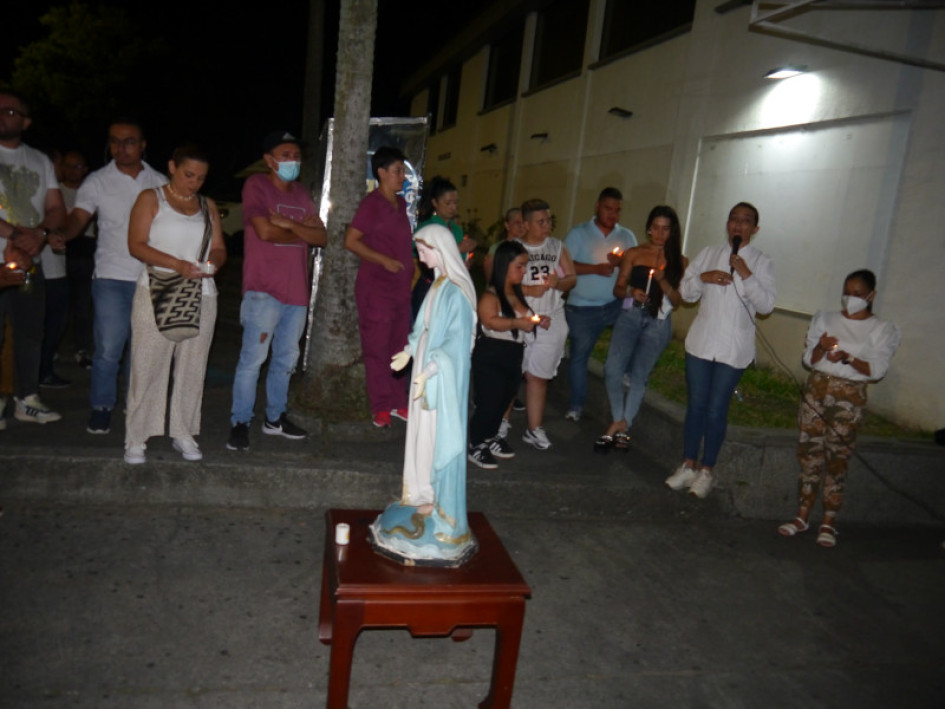 Comunidad en general y personal asistencial participaron de la velatón.