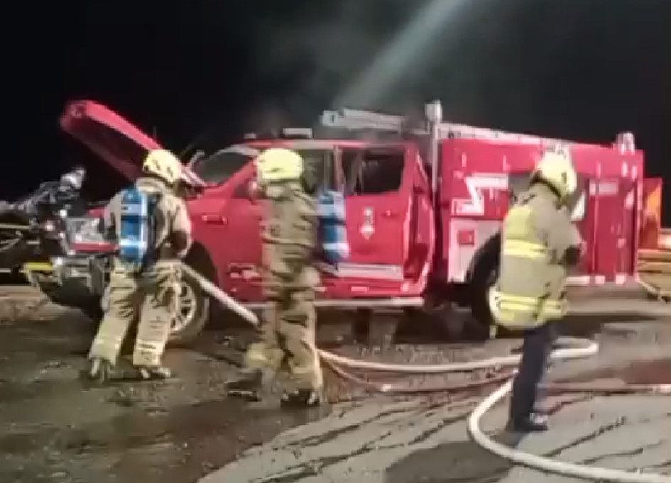 Bomberos acudieron de inmediato al sitio y apagaron el carro incendiado.  Bomberos acudieron de inmediato al sitio y apagaron el carro incendiado.