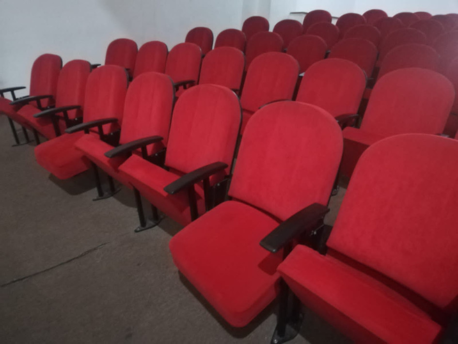 Foto | Leonidas Guerrero | La PATRIA Estas son parte de las sillas que se encontraron en mal estado.