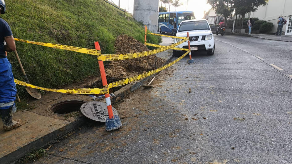 Daño en el acueducto de Manizales en el barrio Fátima, en carrera 32c con calle 65 Daño en el acueducto de Manizales en el barrio Fátima, en carrera 32c con calle 65