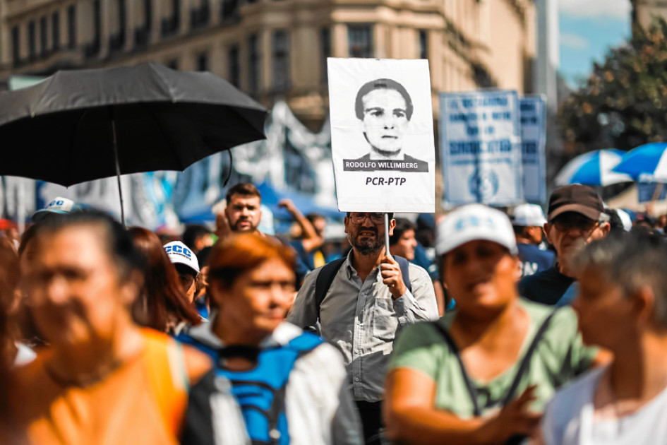 Foto | EFE | LA PATRIA  Manifestantes marcharon ayer en el Día de la Memoria en Buenos Aires (Argentina).