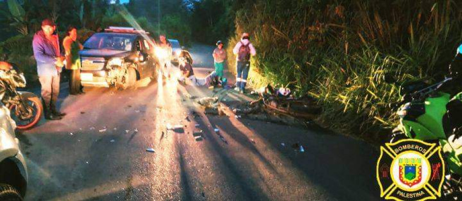 El choque de un carro y una moto este jueves en la vía Palestina - vereda Cartagena.