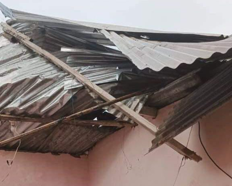 Esta casa de Pácora resultó afectada en el techo debido a las lluvias de este miércoles.