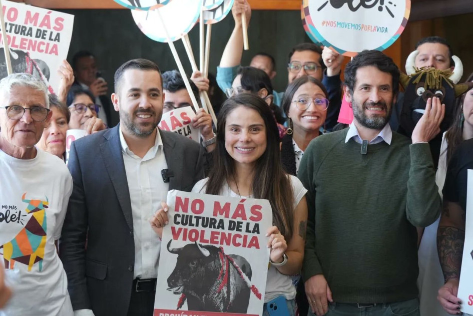 Los representantes Alejandro García y Juan Carlos Losada con la senadora Esmeralda Hernández. Los representantes Alejandro García y Juan Carlos Losada con la senadora Esmeralda Hernández.
