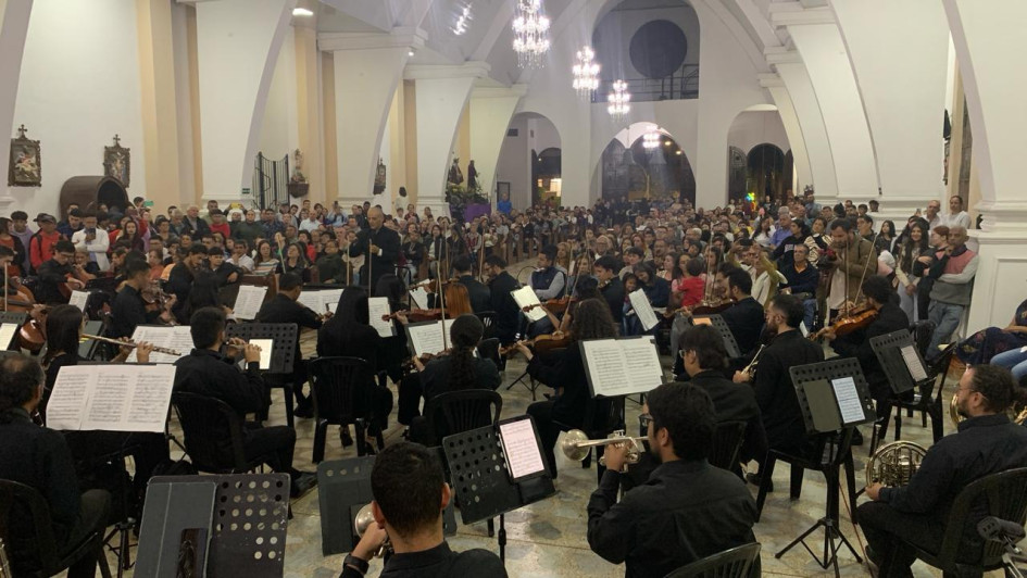 La Orquesta Sinfónica de Caldas en el templo Santa Bárbara en Anserma.