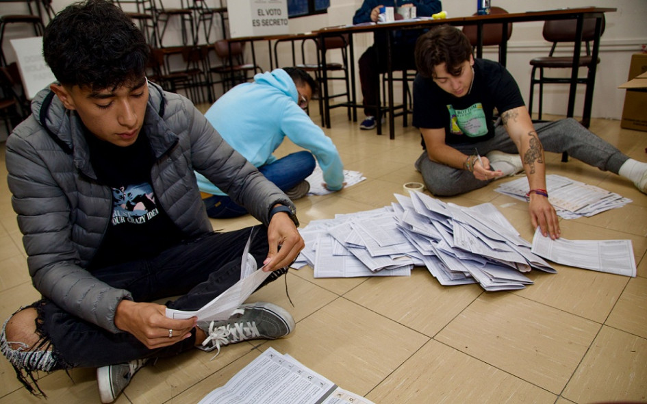 El conteo de la votación del referéndum continuaba anoche en Ecuador. El conteo de la votación del referéndum continuaba anoche en Ecuador.