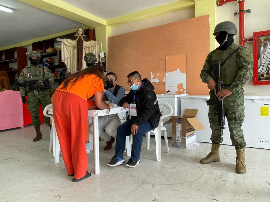 Primeras votaciones en referendo Los presos sin sentencia firme de Ecuador fueron los primeros en votar en el referéndum convocado por el presidente, Daniel Noboa.