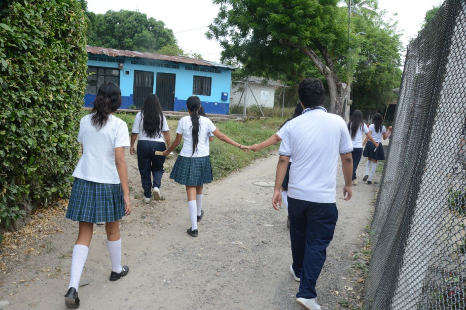 Estudiantes de los grados décimo y once deben desplazarse desde la sede principal de la Institución Educativa Purnio hasta la sede de la Junta de Acción Comunal para recibir clases. Estudiantes de los grados décimo y once deben desplazarse desde la sede principal de la Institución Educativa Purnio hasta la sede de la Junta de Acción Comunal para recibir clases.