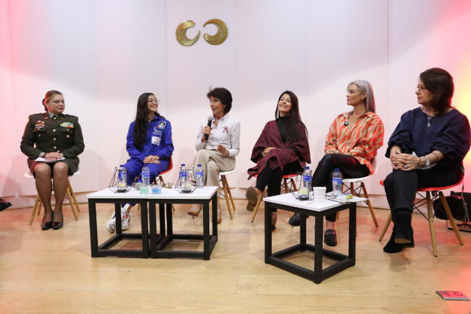 De izquierda a derecha: coronel Liliana Andrea Jiménez Falla, Alba Sofía Vargas Romero, María Amparo Jaramillo Trujillo, Juliana Londoño Villa e Ivonne Paola Mendoza Niño, las participantes en el foro Liderazgo femenino que genera el desarrollo en Manizales, organizado por LA PATRIA.