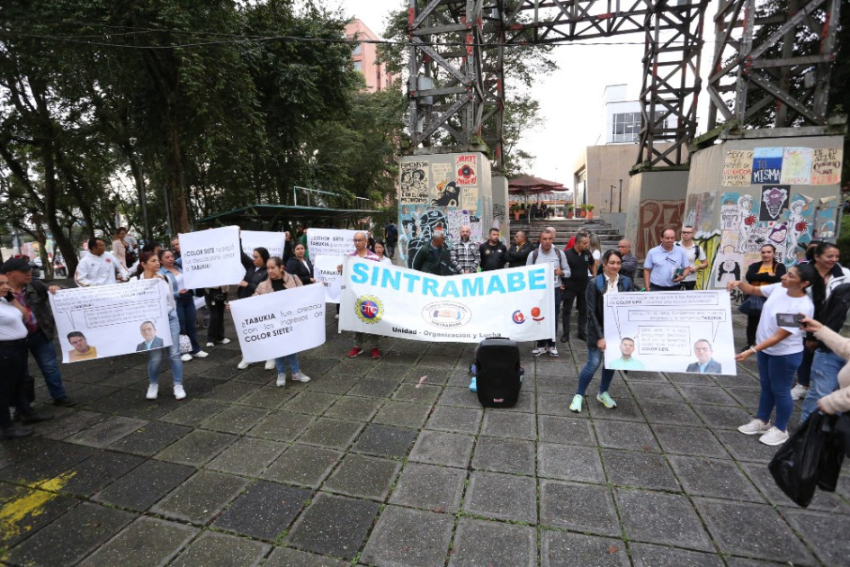 Trabajadoras de Color Siete realizaron un plantón ayer en la Torre de El Cable, en Manizales. Desde enero están a la espera de que la empresa, que llegó a su fin, pague lo que les adeuda en liquidaciones, cesantías, salarios y seguridad social.