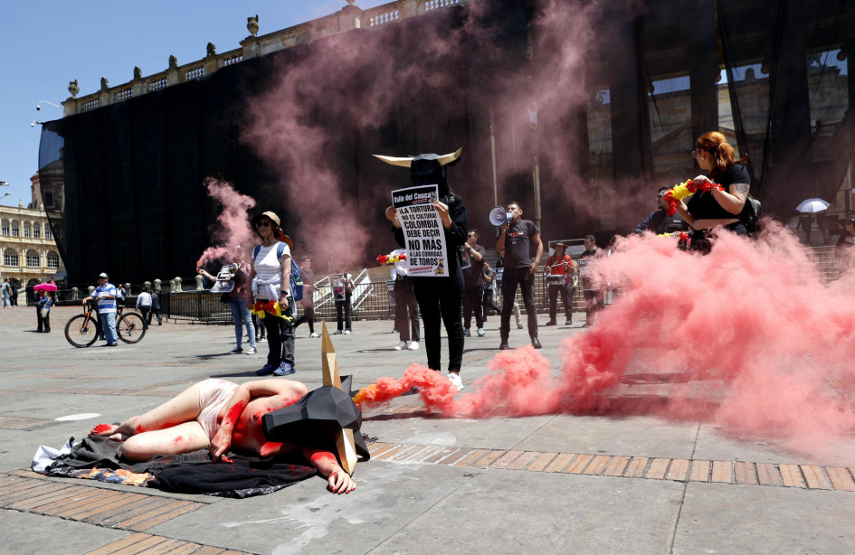 Personas realizan una presentación contra la tortura animal y las corridas de toros, este martes, en Bogotá Personas realizan una presentación contra la tortura animal y las corridas de toros, este martes, en Bogotá