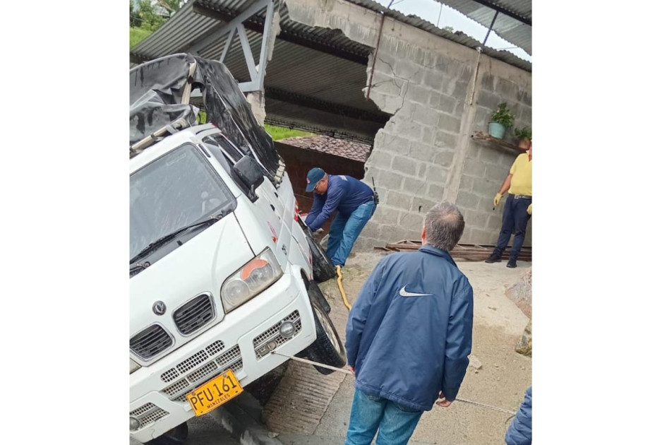 El vehículo que chocó contra la vivienda en Pácora. 