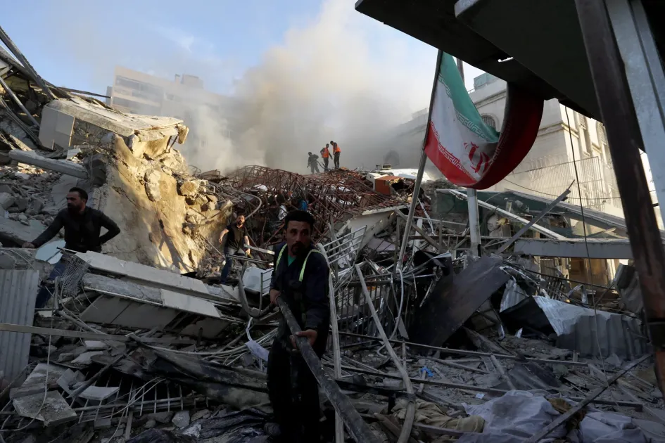 Consulado iraní en ruinas Socorristas despejando las ruinas del edificio consular iraní en Damasco.