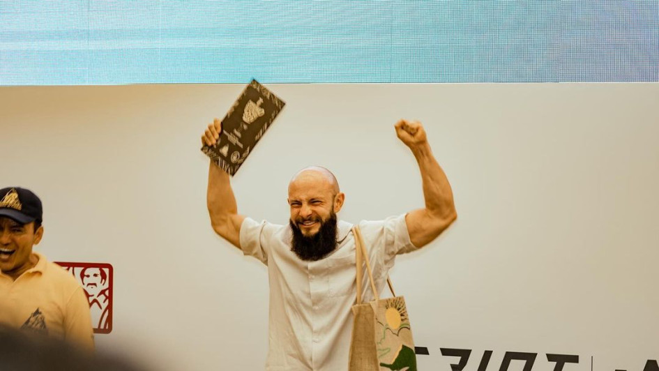 El manizaleño Carlos Escobar Vallejo celebra su triunfo en el VII Campeonato Nacional de Cafés Filtrados, realizado en Bucaramanga. Ya había triunfado en Australia, en la misma modalidad, y fue cuarto en el Mundial del 2021. El manizaleño Carlos Escobar Vallejo celebra su triunfo en el VII Campeonato Nacional de Cafés Filtrados, realizado en Bucaramanga. Ya había triunfado en Australia, en la misma modalidad, y fue cuarto en el Mundial del 2021.