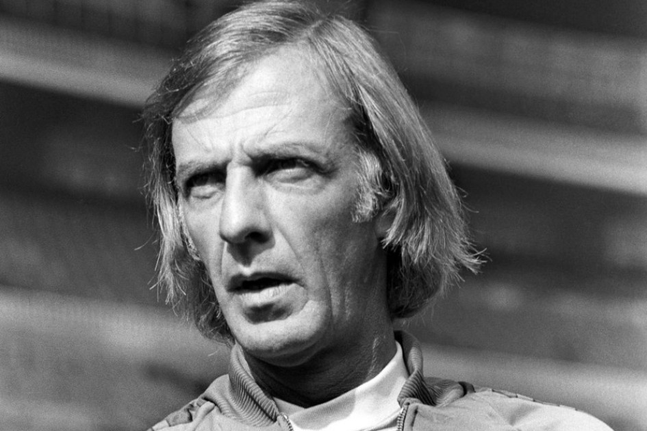 César Luis 'Flaco' Menotti Fotografía de archivo, tomada el 07/03/1983, del entrenador argentino César Luis Menotti dirigiendo su primer entrenamiento al frente del F.C. Barcelona.