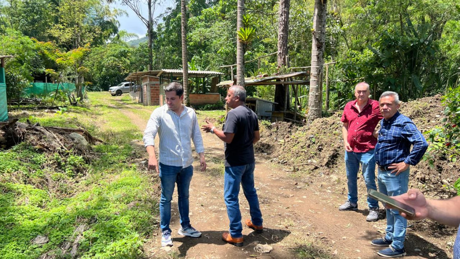 El alcalde de Anserma y los caballistas del municipio recorrieron el espacio de la vereda Tabla Roja donde se ubicará la Asociación. El alcalde de Anserma y los caballistas del municipio recorrieron el espacio de la vereda Tabla Roja donde se ubicará la Asociación.