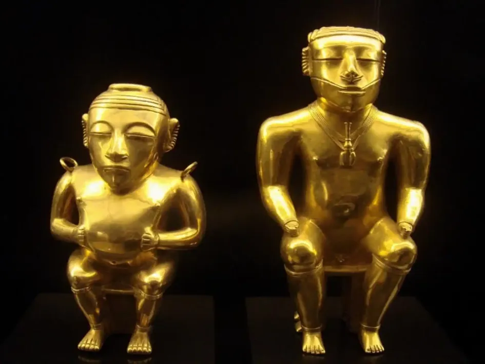 Dos piezas del Tesoro Quimbaya en el Museo de América.