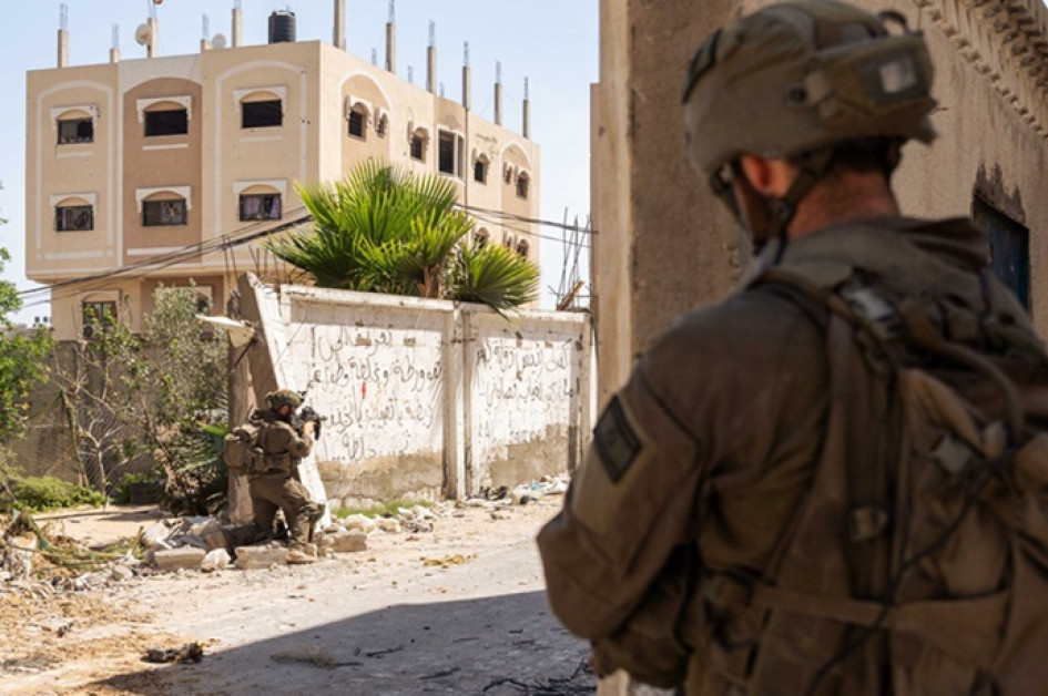 Foto | EFE | LA PATRIA Dos soldados israelíes ayer durante una operación en Rafah. Foto | EFE | LA PATRIA Dos soldados israelíes ayer durante una operación en Rafah.