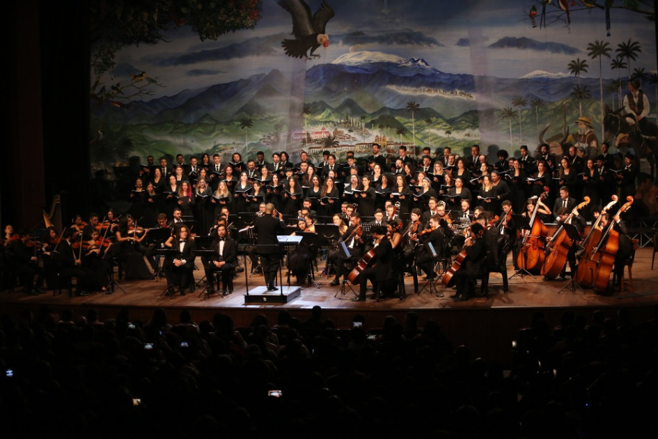 El Coro Nacional de Colombia junto a la Orquesta Sinfónica de Caldas, anoche en el Teatro Los Fundadores. El Coro Nacional de Colombia junto a la Orquesta Sinfónica de Caldas, anoche en el Teatro Los Fundadores.
