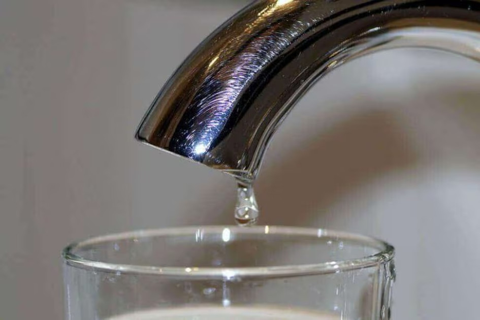 Grifo de agua con un vaso Grifo de agua con un vaso