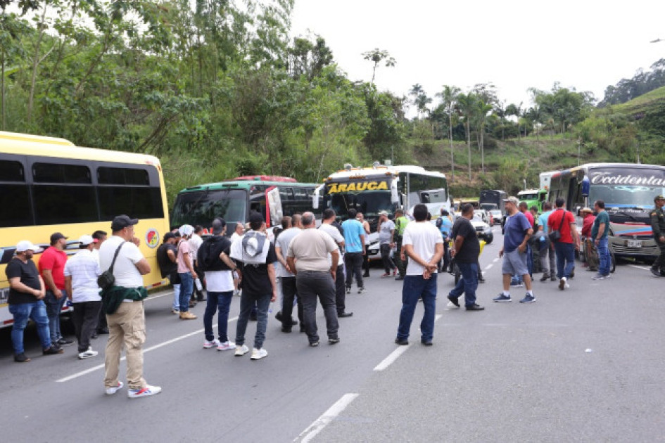 Desde el 30 de mayo, la Alcaldía de Dosquebradas les prohibió a los buses que cubren la ruta Santa Rosa - Dosquebradas - Pereira el tránsito por la avenida Simón Bolívar, forzándolos a recorrer la avenida del Ferrocarril. Desde el 30 de mayo, la Alcaldía de Dosquebradas les prohibió a los buses que cubren la ruta Santa Rosa - Dosquebradas - Pereira el tránsito por la avenida Simón Bolívar, forzándolos a recorrer la avenida del Ferrocarril.