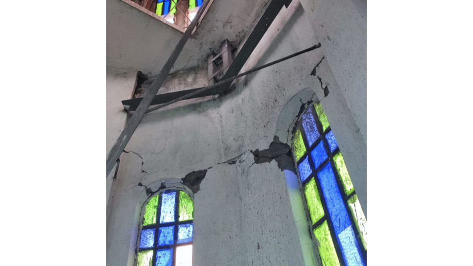 La torre de la parroquia tiene tarjaduras internas y externas. La torre de la parroquia tiene tarjaduras internas y externas.