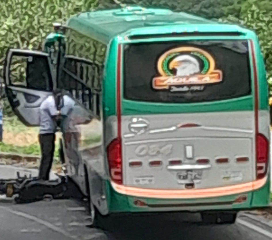 La moto y el bus chocaron en el sector San Juan, entre Marquetalia y Manzanares (Caldas). La moto y el bus chocaron en el sector San Juan, entre Marquetalia y Manzanares (Caldas).