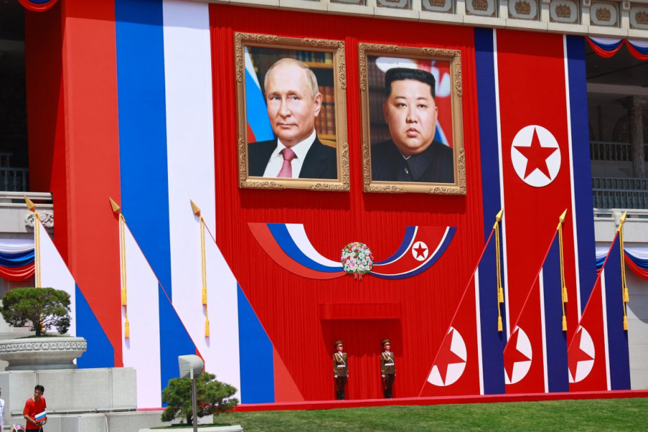 Retratos del presidente ruso, Vladímir Putin, y el líder supremo norcoreano, Kim Jong-un, en frente del Gran Palacio de Estudios del Pueblo en Pyongyang. Retratos del presidente ruso, Vladímir Putin, y el líder supremo norcoreano, Kim Jong-un, en frente del Gran Palacio de Estudios del Pueblo en Pyongyang.