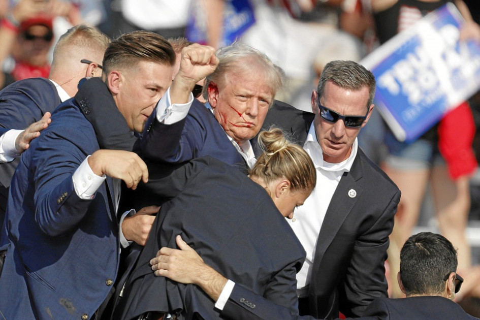Foto | EFE | LA PATRIA El expresidente de Estados Unidos Donald Trump rodeado por personal de seguridad tras el atentado que sufrió durante un encuentro de campaña en Butler, Pensilvania. El candidato republicano fue herido en la oreja derecha. Foto | EFE | LA PATRIA El expresidente de Estados Unidos Donald Trump rodeado por personal de seguridad tras el atentado que sufrió durante un encuentro de campaña en Butler, Pensilvania. El candidato republicano fue herido en la oreja derecha.