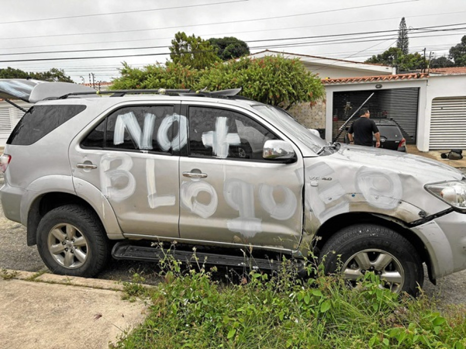 María Corina Machado dice que Maduro apela a la "fuerza bruta" ante ventaja electoral del antichavismo. Así quedó la camioneta en la que se moviliza.