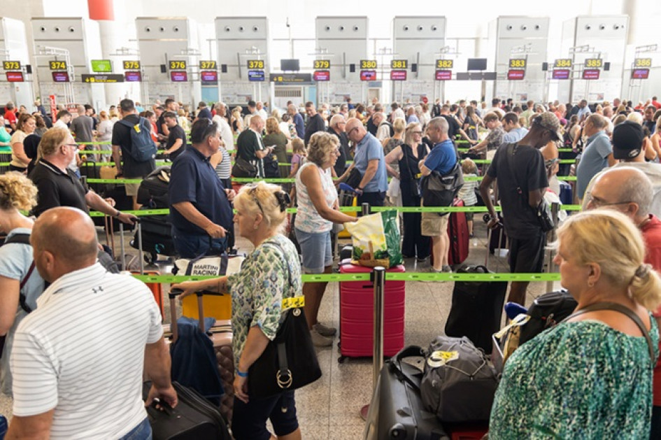 El fallo de Microsoft impactó en el registro de pasajeros de las aerolíneas y colapsa los aeropuertos alrededor del mundo. El fallo de Microsoft impactó en el registro de pasajeros de las aerolíneas y colapsa los aeropuertos alrededor del mundo.